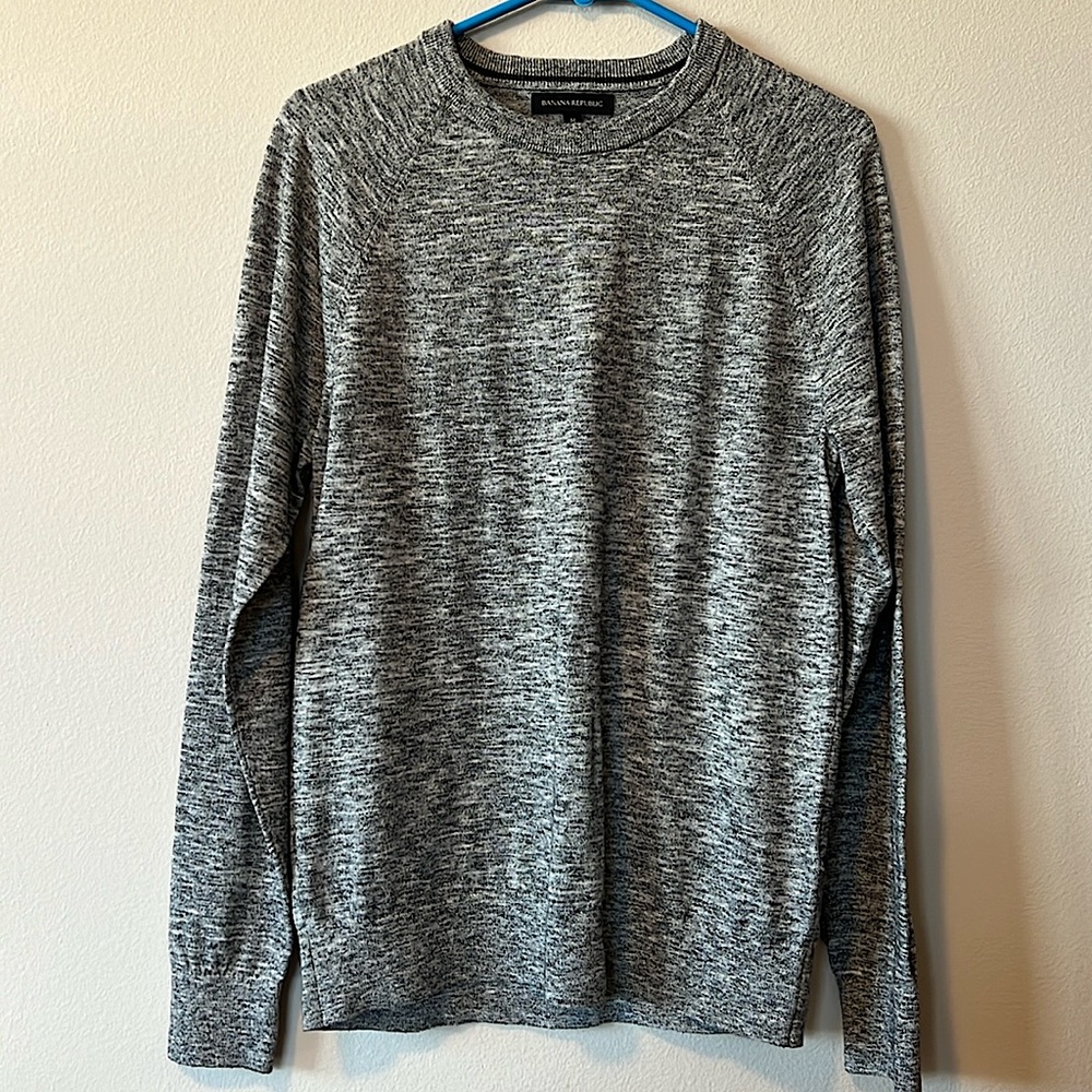 Like new lightweight Banana Republic mens sweater size medium